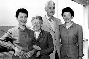 Eleanor (far left) and Margaret (far right) 